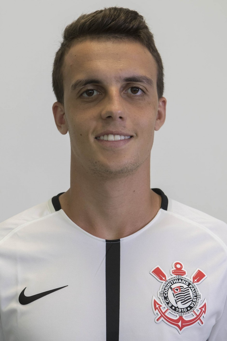 Rodrigo Figueiredo em foto 3x4 com a camisa principal para temporada 2017