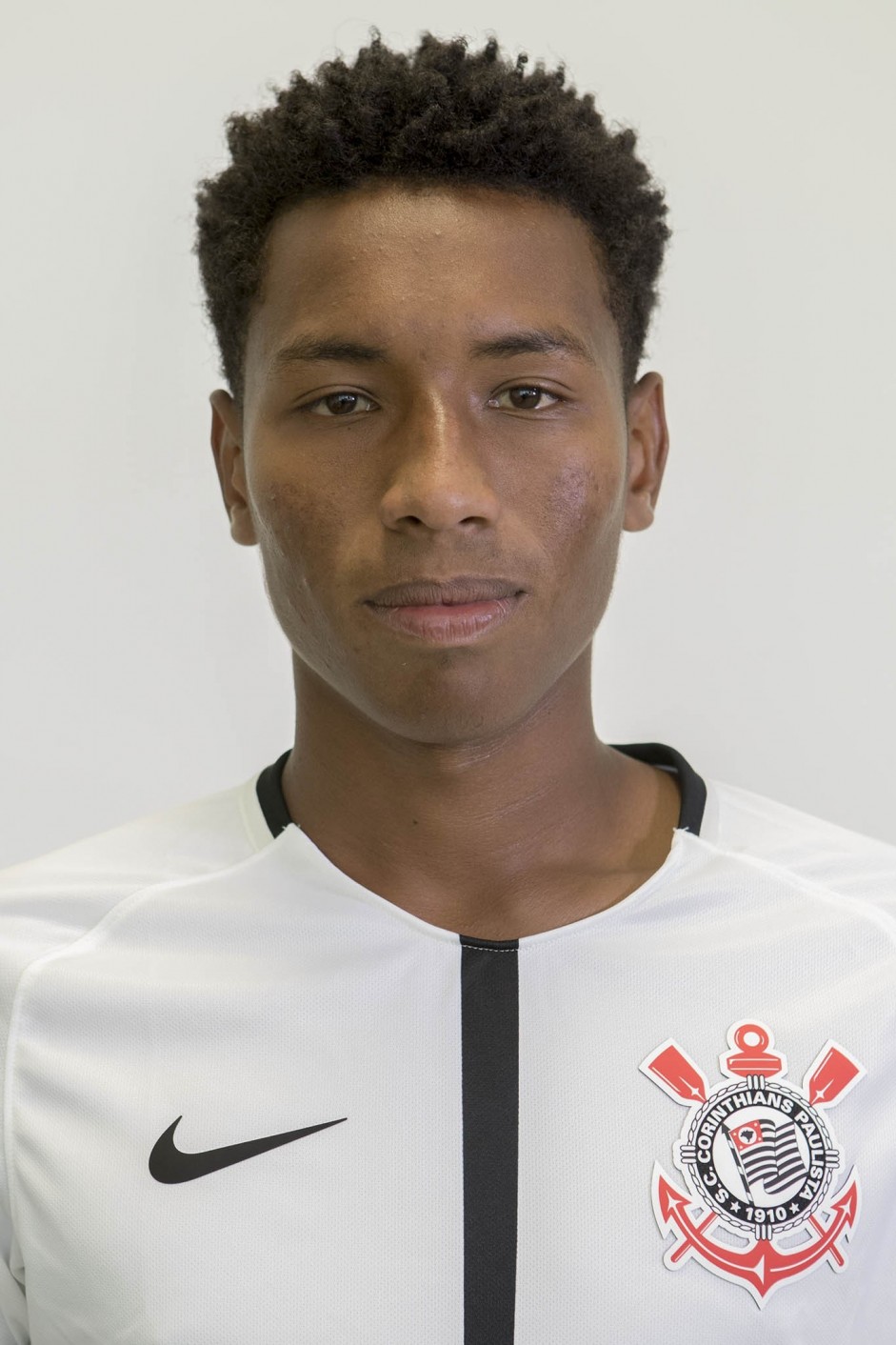 Warian em foto 3x4 com a camisa principal para temporada 2017