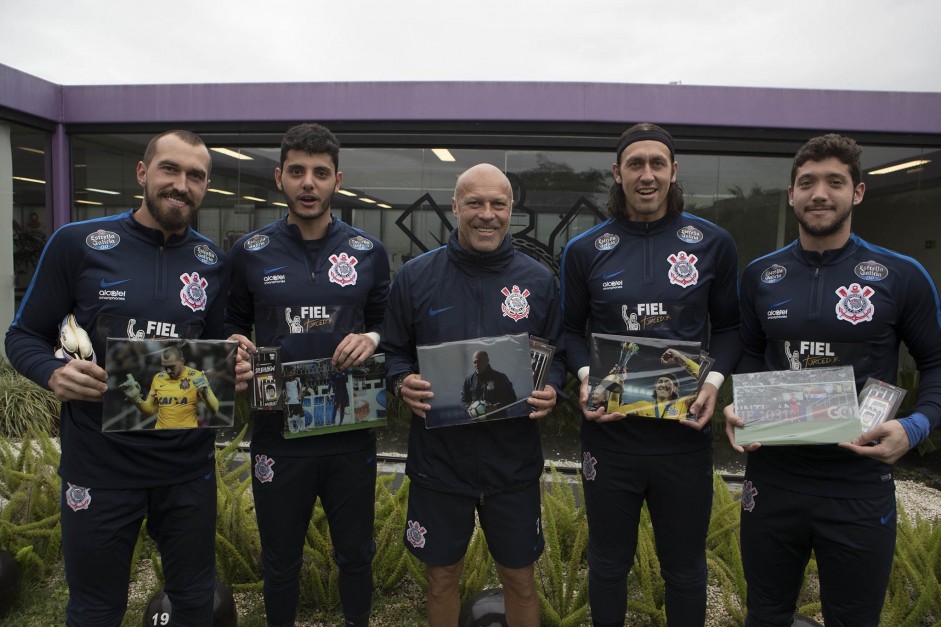 Após o treino, profissionais foram homenageados pelo Dia do Goleiro