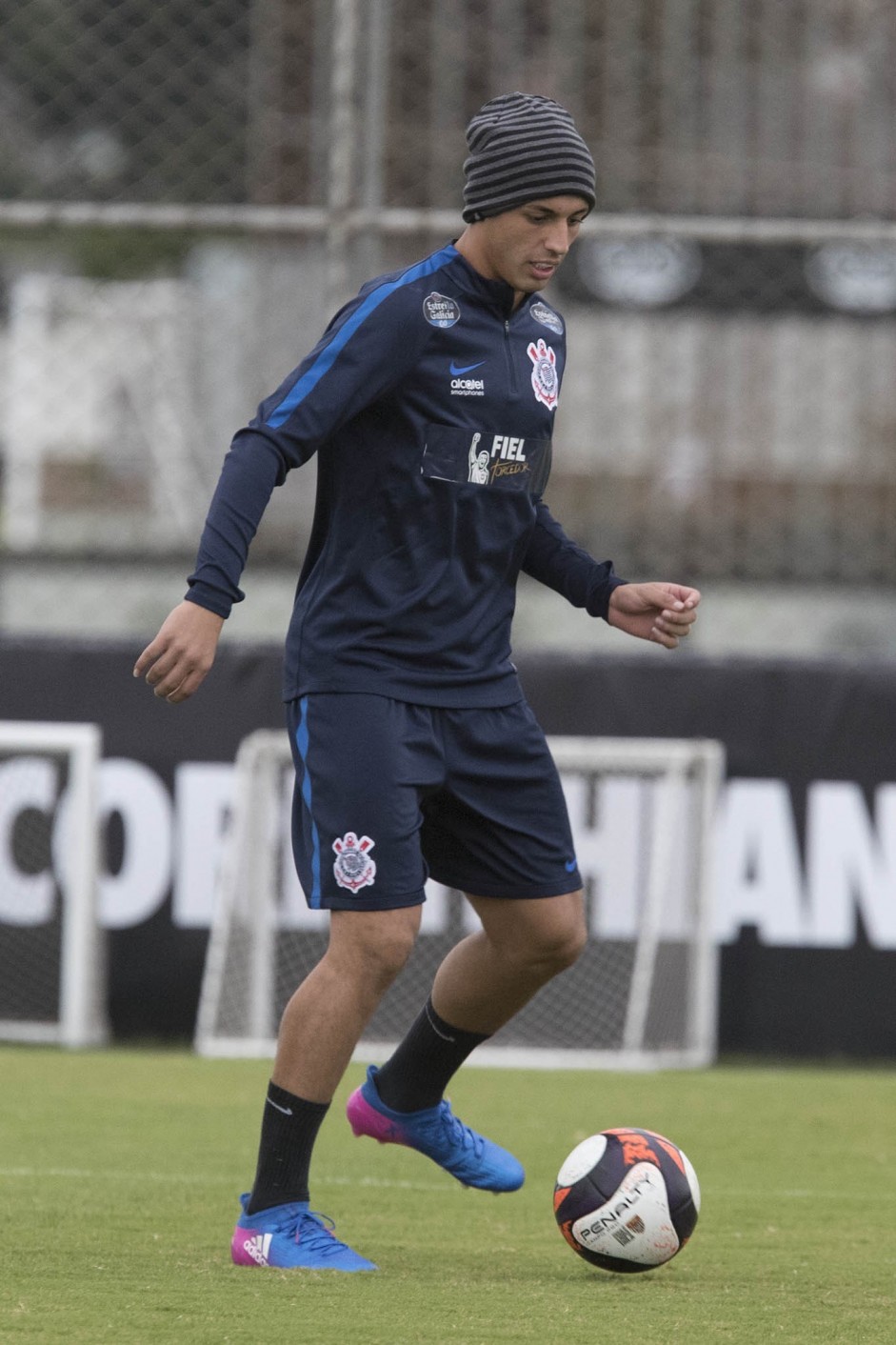 O treino ficou marcado pela escalao de Pedrinho no lugar de Jadson