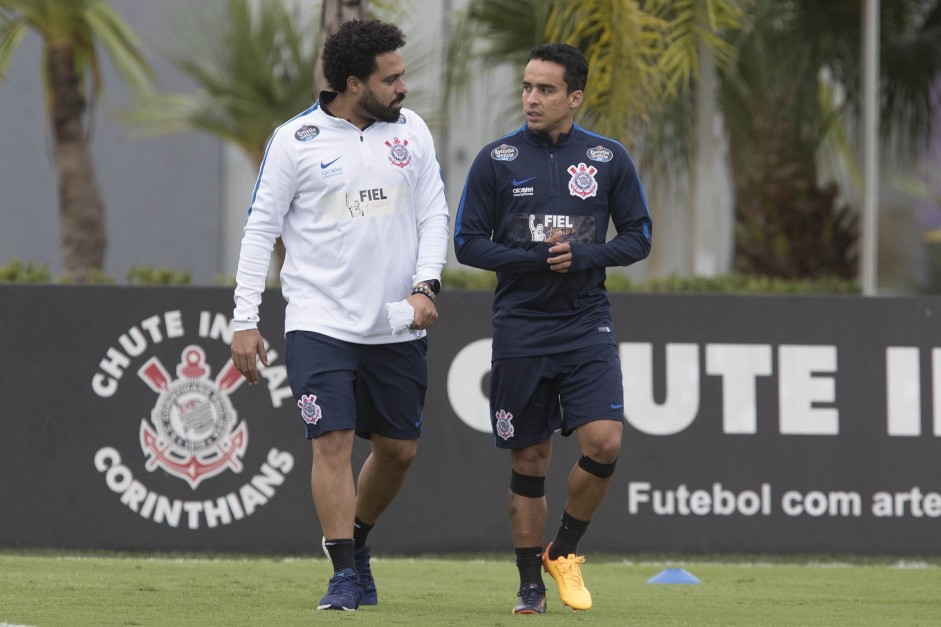 Jadson e fisioterapeuta Caio caminham durante treino preparatório para a final contra a Ponte