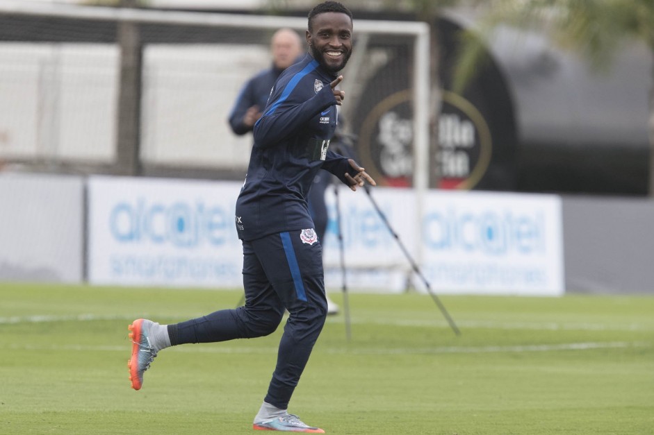 Mendoza abre o sorriso para a foto durante treino no CT