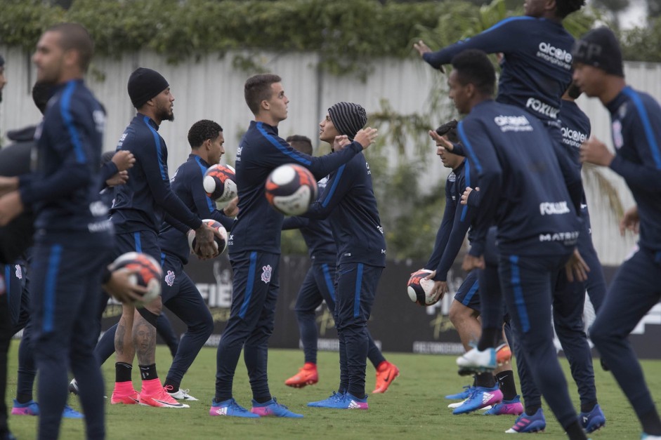 Jogadores treinaram passes no CT