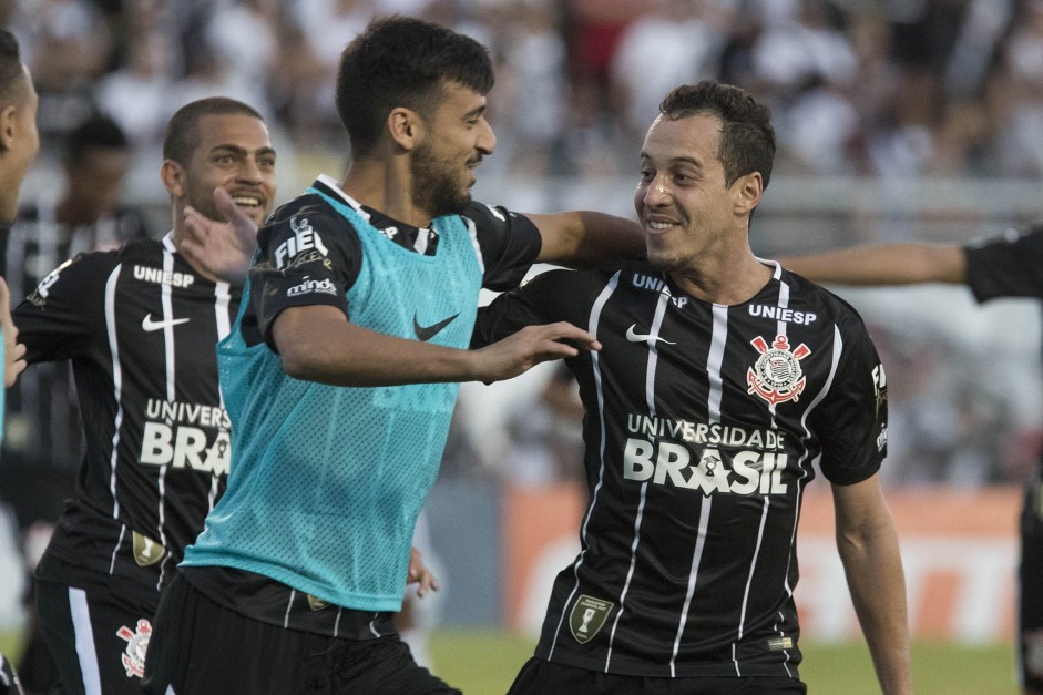 Ao lado de Camacho, Rodriguinho comemora o gol marcado contra a Ponte Preta
