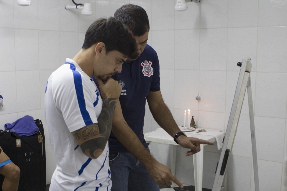 Fagner recebe instruções do técnico Carille para o jogo contra a Ponte Preta, em Campinas