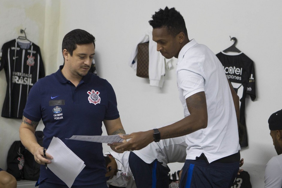 Jô, antes do início da partida contra a Ponte Preta, no Moisés Lucarelli