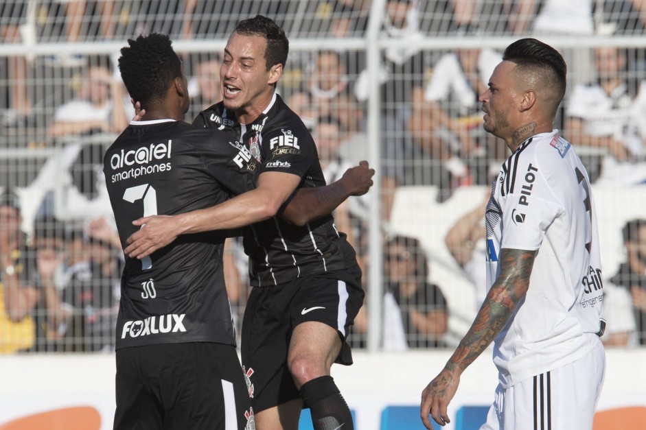 Jô e Rodriguinho comemorando o gol contra a Ponte Preta, em Campinas