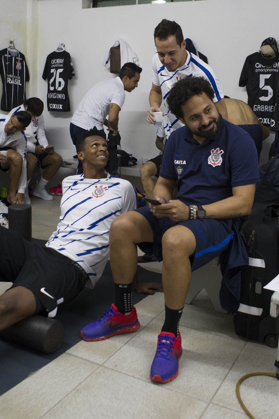 Jogadores e fisioterapeuta Caio nos preparativos finais para o início da partida contra a Ponte