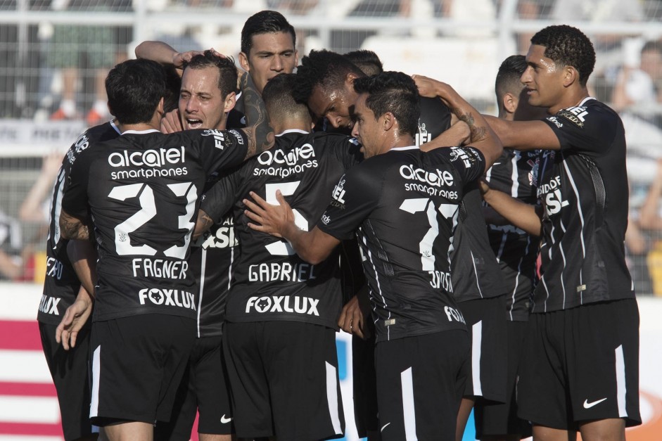 Jogadores reunidos para comemorar o gol contra a Ponte Preta