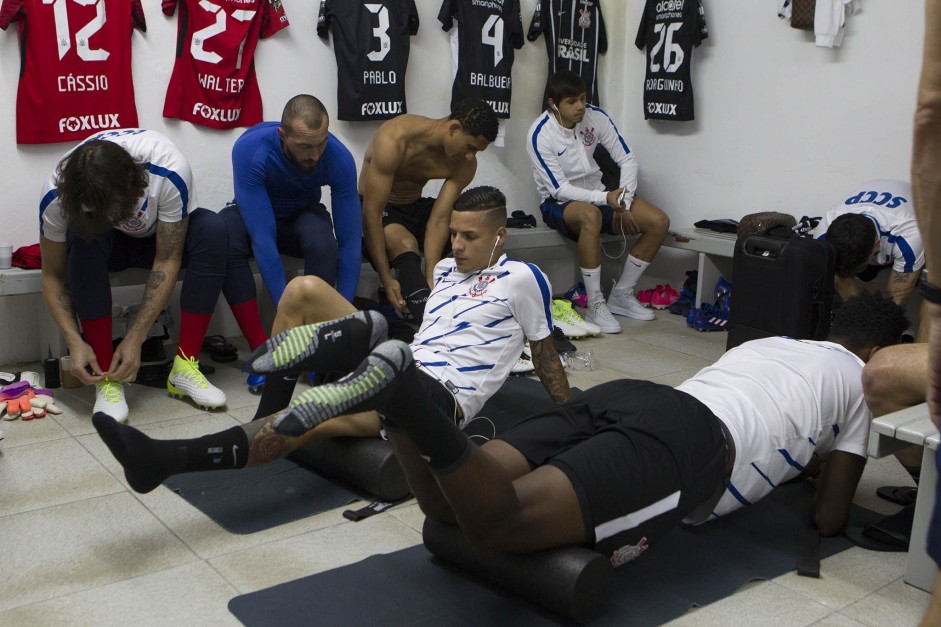 Jogadores se alongam antes de enfrentar a Ponte Preta, em Campinas