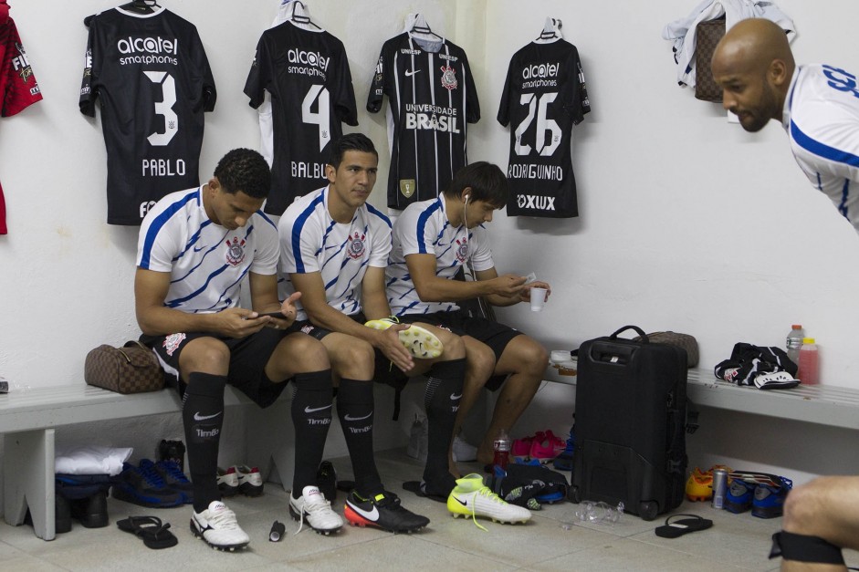 Pablo, Balbuena e Romero no vestiário antes do início do jogo contra a Ponte Preta, em Campinas