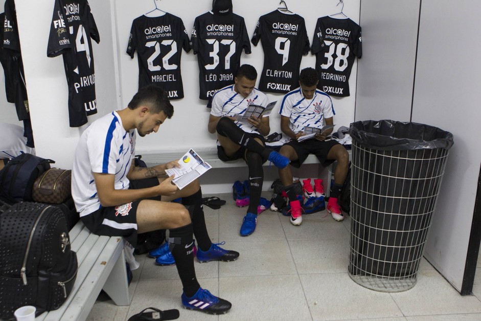 Pedro Henrique, Léo Jabá e Pedrinho antes do duelo contra a Ponte Preta, no Moisés Lucarelli
