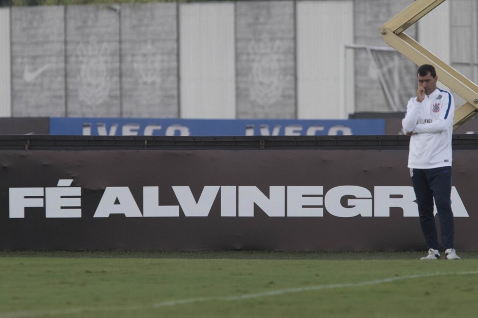 Carille pensativo durante reapresentação do Corinthians após os 3 a 0 sobre a Ponte Preta