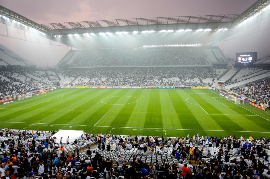 Corinthians e Figueirense inauguraram Arena em maio de 2014