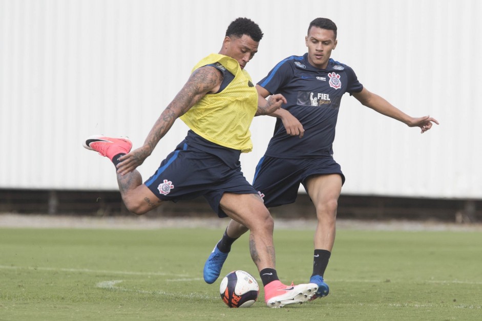 Kazim e Léo Jabá treinam durante reapresentação do Corinthians de olho no segundo jogo da final