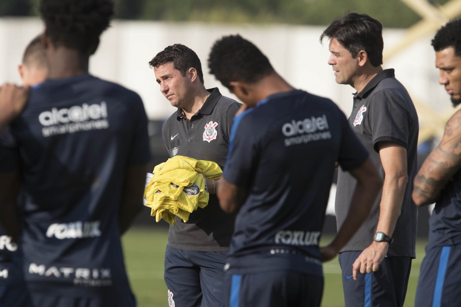 Osmar Loss e Leonardo da Silva com os jogadores na reapresentação do time