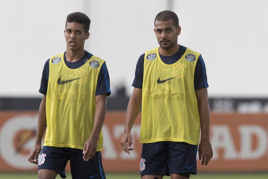 Pedrinho e Clayton durante reapresentação do Corinthians após os 3 a 0 sobre a Ponte Preta