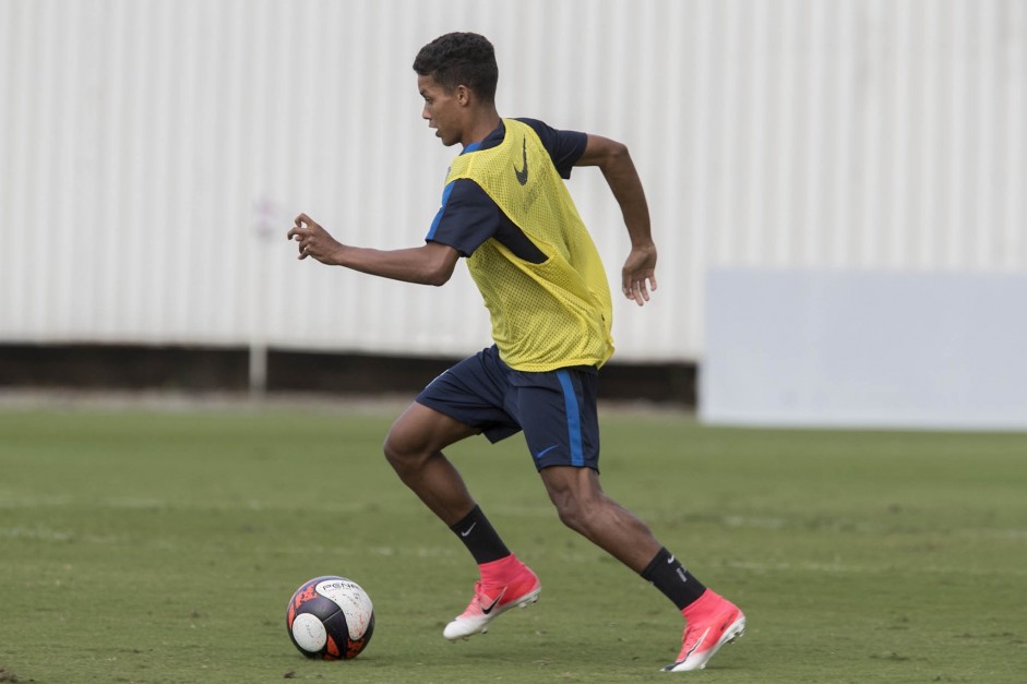 Pedrinho, joia da base, marcou um golaço no treino