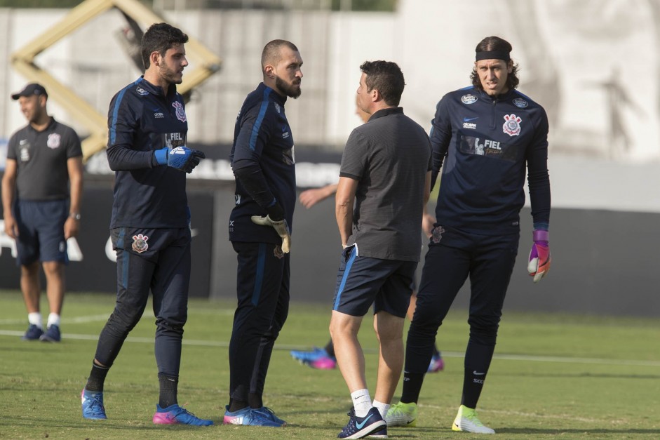 Walter, Matheus Vidotto, Cássio e Osmar Loss durante reapresentação no CT