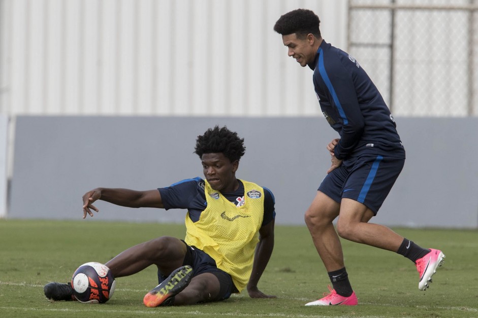 Warian e Marquinhos Gabriel treinam aps descanso do dia do trabalhador