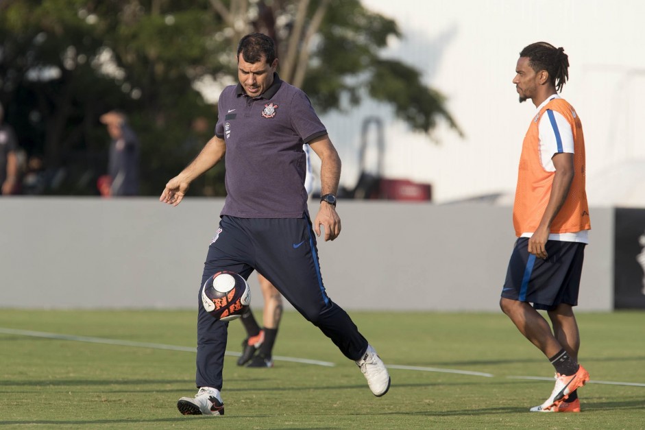 Fábio Carille até arriscou um chute para relembrar seu tempo de jogador