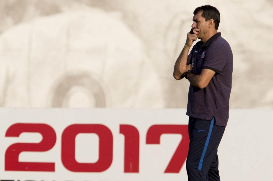 Fábio Carille observa os jogadores durante no treino de hoje