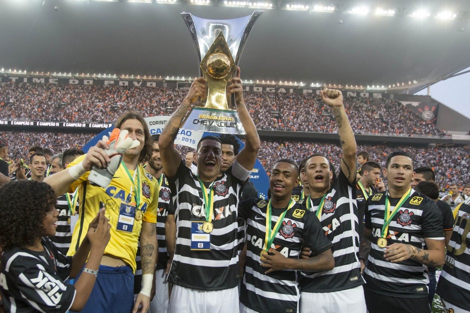 Ralf ergueu trofu do hexa do Brasileiro antes de deixar Corinthians