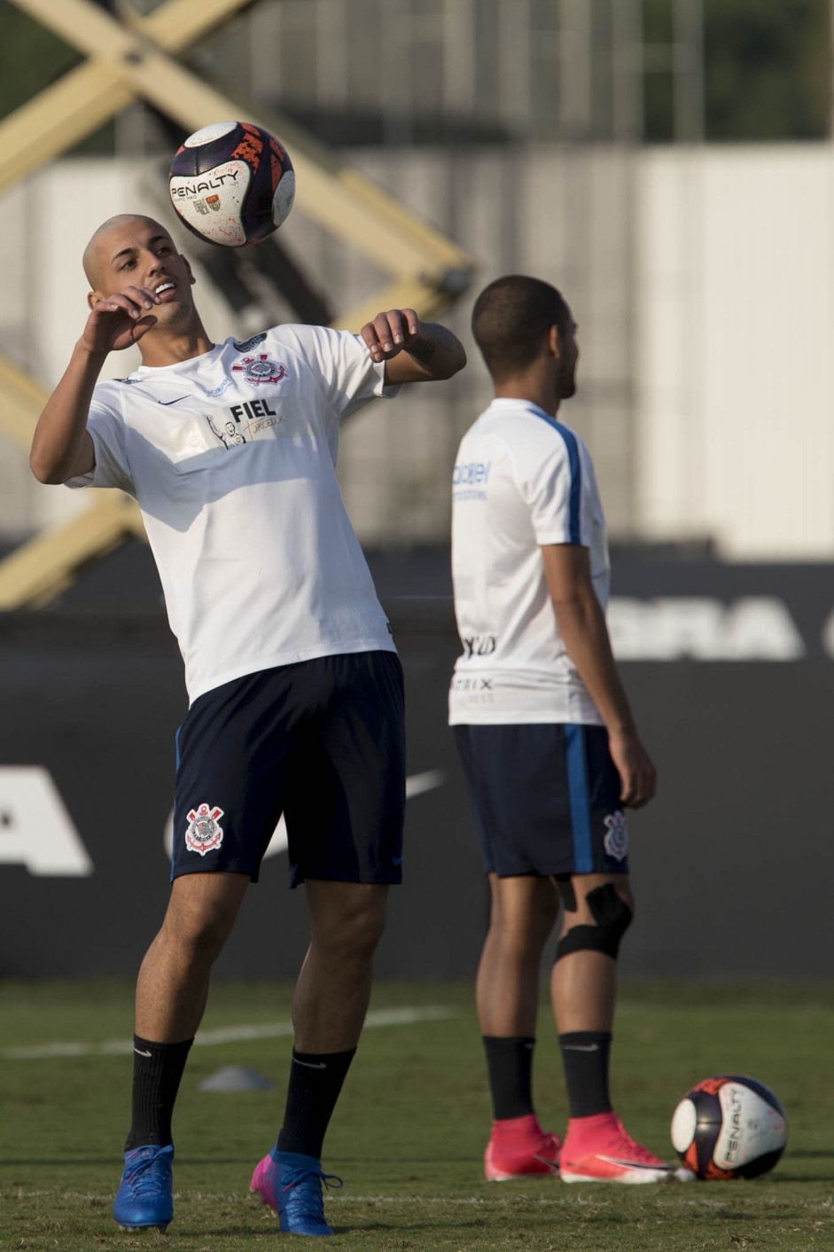 Marciel exibe novo visual durante treino