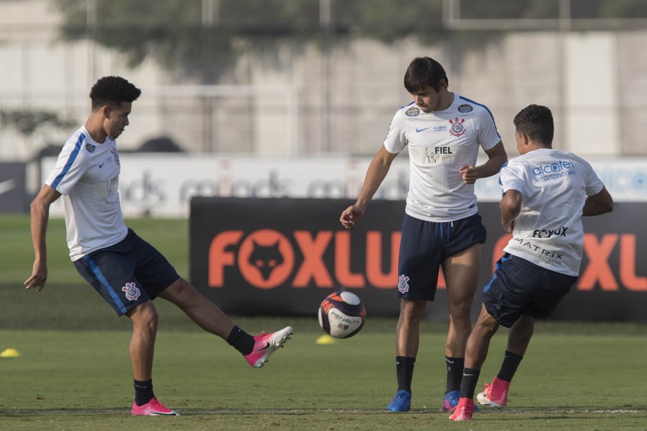 Marquinhos Gabriel e Romero trocam passes no treino de hoje