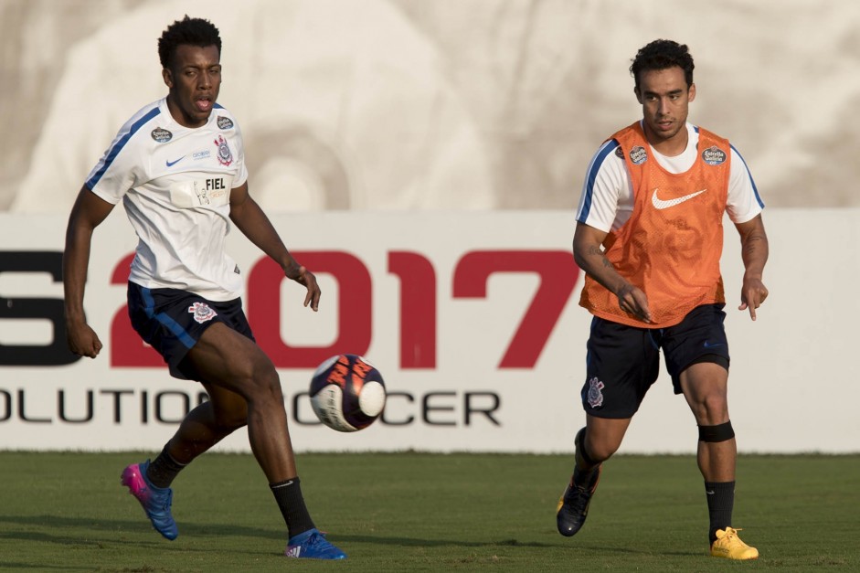 Moiss e Jadson cansados durante o treinamento hoje