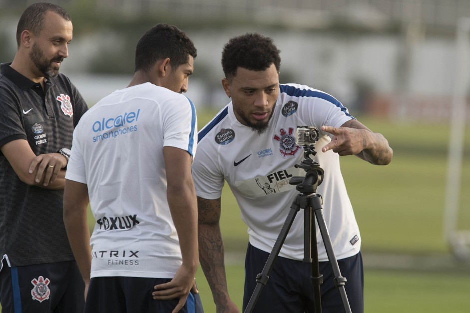 Kazim e jd brincaram com o tripé do fotógrafo do Timão