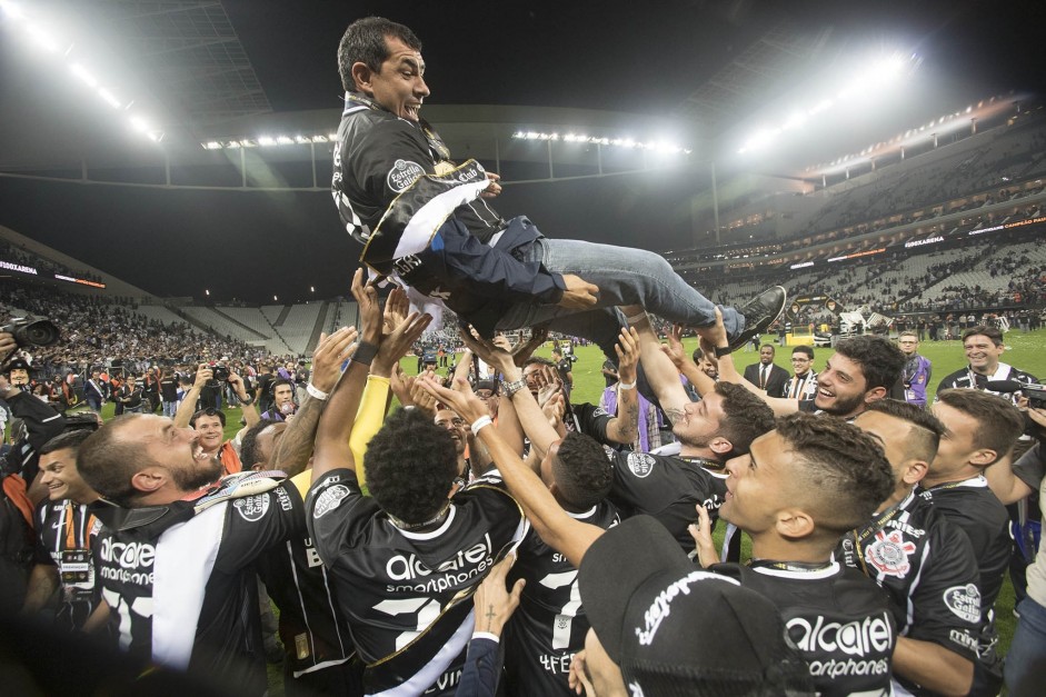 Carille ganhou o grupo do Corinthians com poucos meses de trabalho como treinador