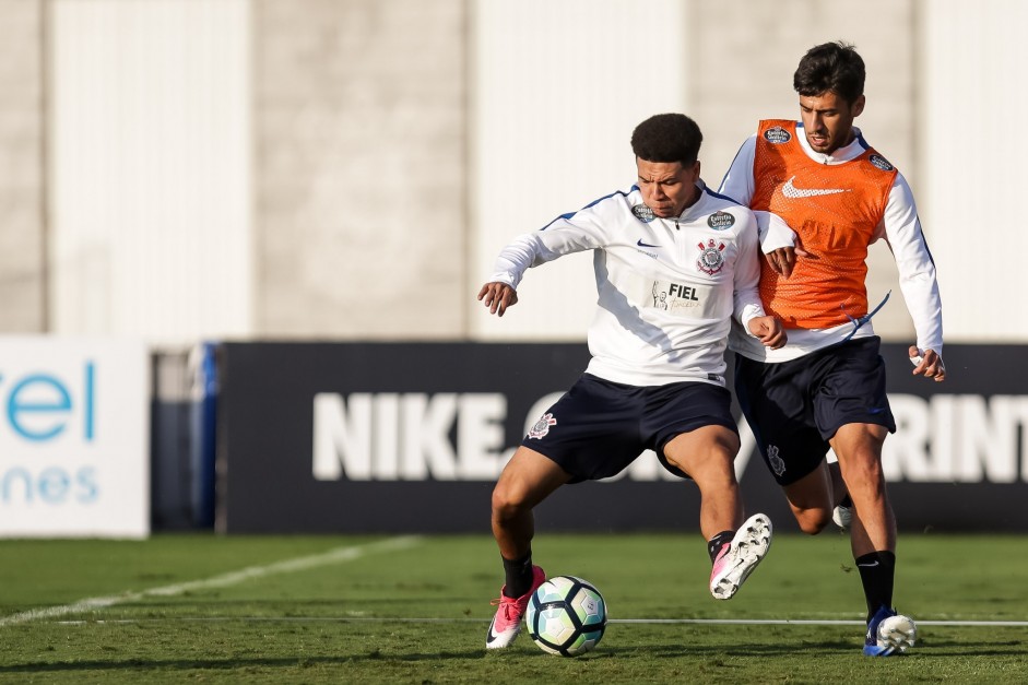 Marquinhos Gabriel e Camacho disputam a bola no treino da tarde dessa sexta-feira