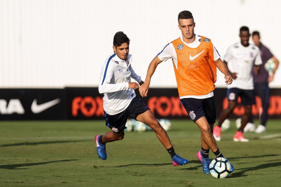 Rodrigo Figueiredo trabalha com bola no treino de sexta-feira