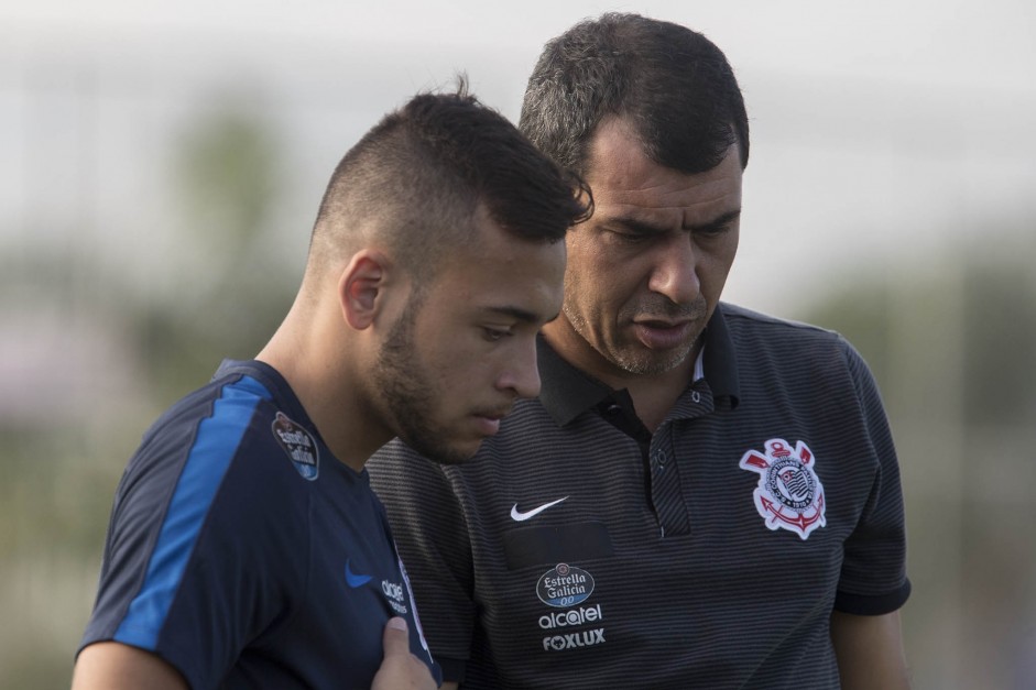 Fbio Carille em conversa com Maycon no treino do Corinthians