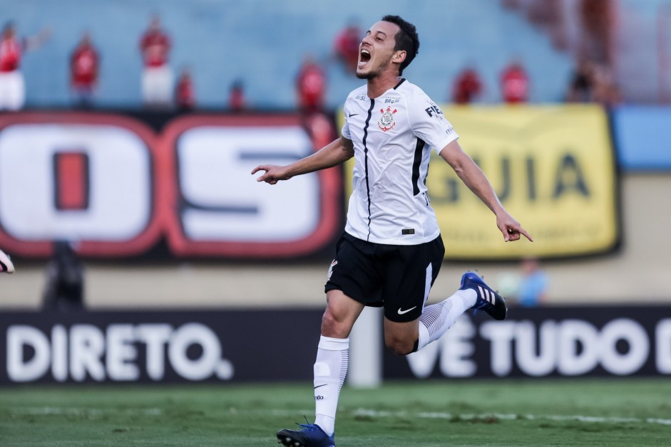 Rodriguinho comemora o gol marcado diante do Atltico-GO
