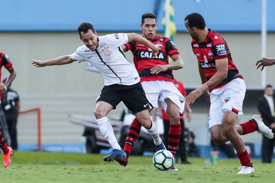 Rodriguinho em ação contra o Atlético-GO pela terceira rodada Rodriguinho em ação contra o Atlético-GO pela terceira rodada