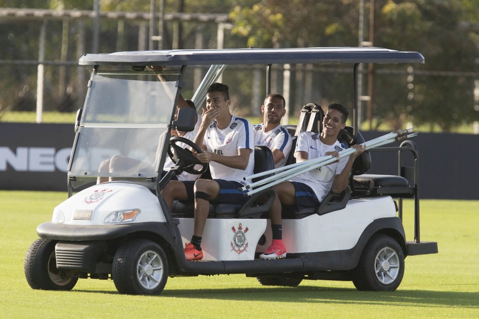 Zagueiro Lo Santos leva companheiros em carrinho de golf pelo CT