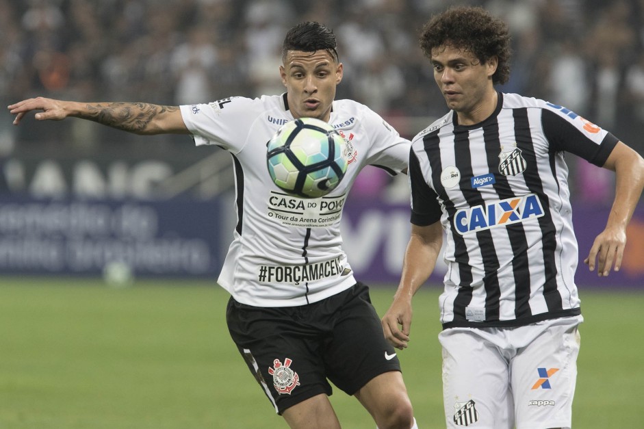 Guilherme Arana atuando contra o Santos pelo Brasileirão na Arena lotada
