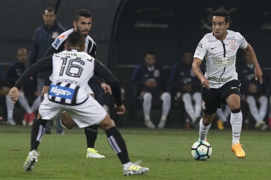 Jadson em ação contra o Santos, rival mais temido por Carille Jadson em ação contra o Santos, rival mais temido por Carille