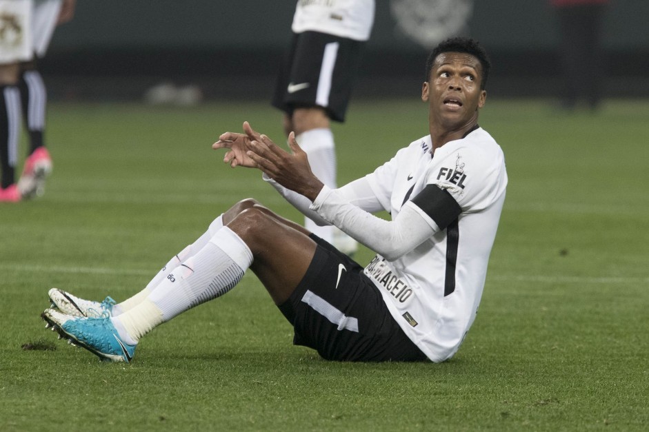 Jô deu assistência e marcou gol contra o Santos na Arena