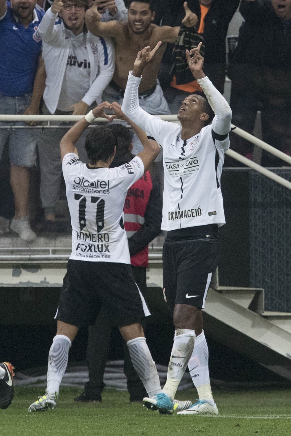 Os autores dos gols, Romero e Jô, comemoram juntos a vitória do Timão