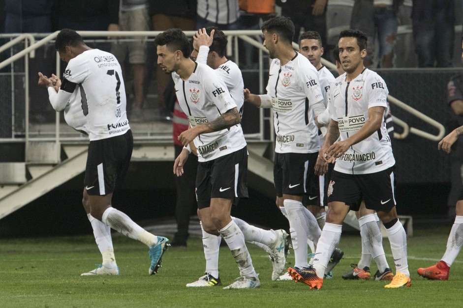 Todo o elenco comemora o gol do atacante J contra o Santos