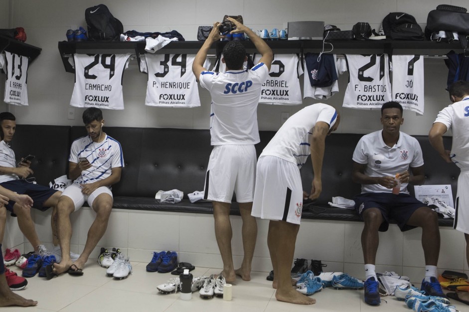Jogadores aguardam no vestiário de São Januário para duelo contra o Vasco