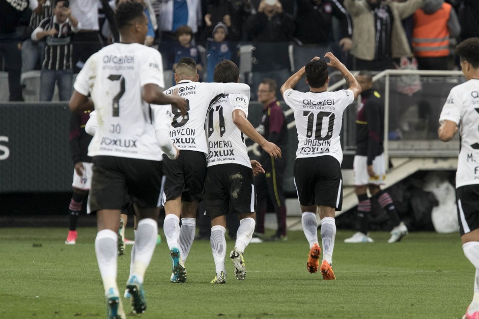 Jogadores comemorando um dos gols contra o São Paulo