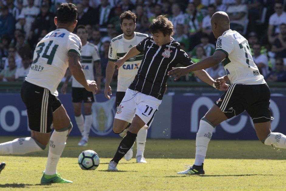 Romero atuando contra o Coritiba, pelo Campeonato Brasileiro, no Couto Pereira