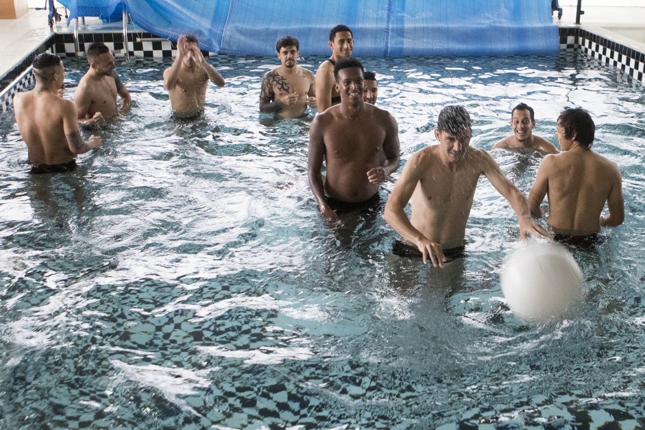 Jogadores Realizaram Parte Da Atividade Na Piscina