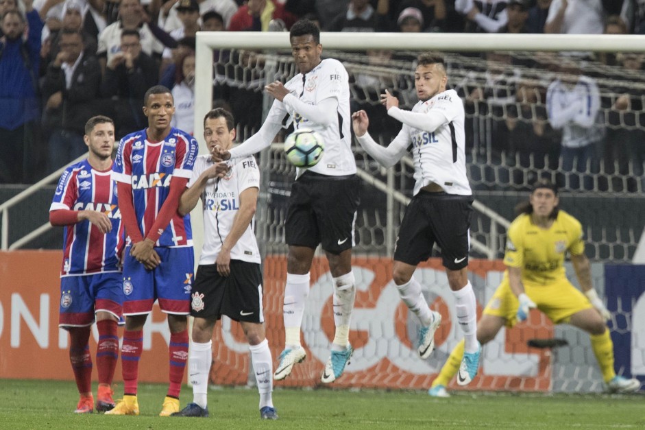 O Bahia at tentou, mas no conseguiu furar a defesa corinthiana