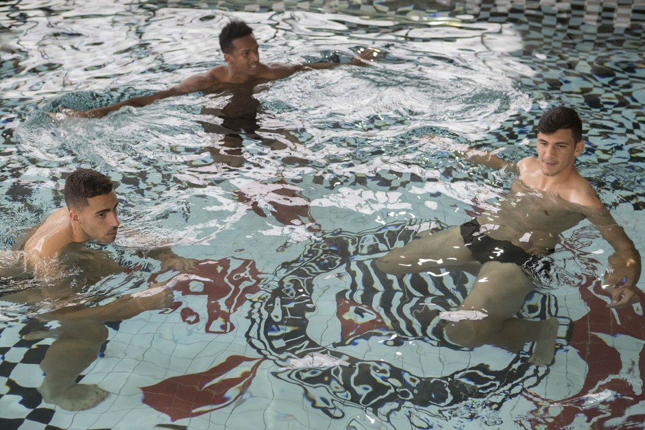 Treinando Na Piscina Jogadores Aproveitam Para Relaxar Da Exaustiva Sequencia De Jogos