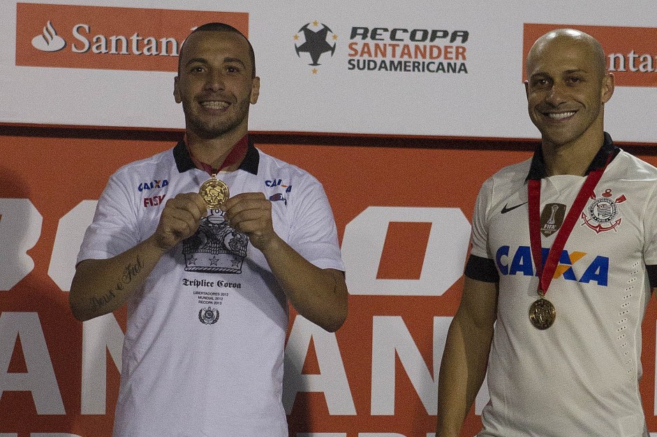 Guilherme Torres com a medalha da Recopa de 2013